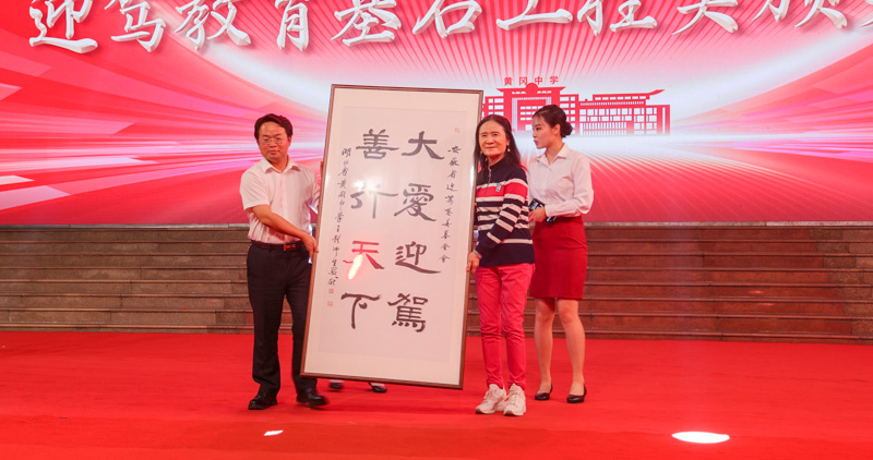 捐赠纪念品.jpg