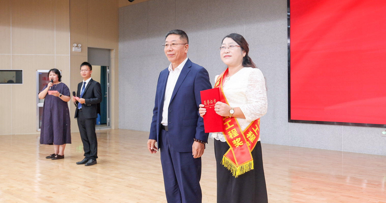 程培华理事长给获奖老师颁奖.jpg