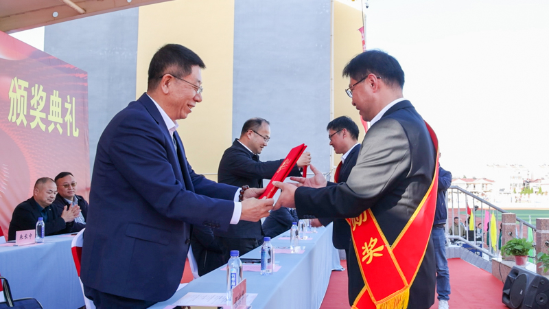 1763384780132881.jpg 程培华给获奖者颁奖.jpg