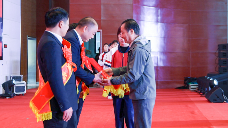 1765337763713441.jpg 张平书记给老师颁奖.jpg